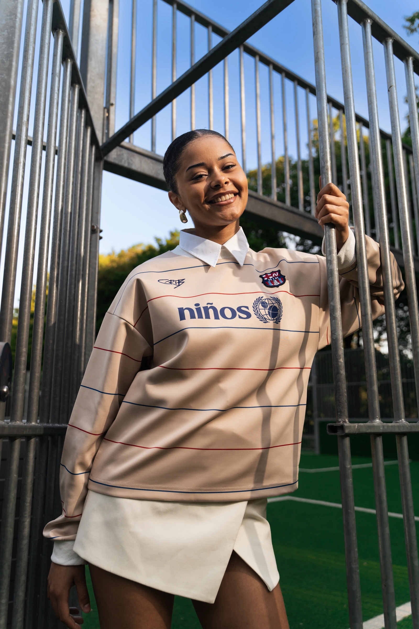 Fashion Aufnahme mit Retrotrikot am Sportplatz