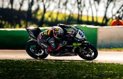 Motorsport-Querformat-Aufnahme – gecaptured